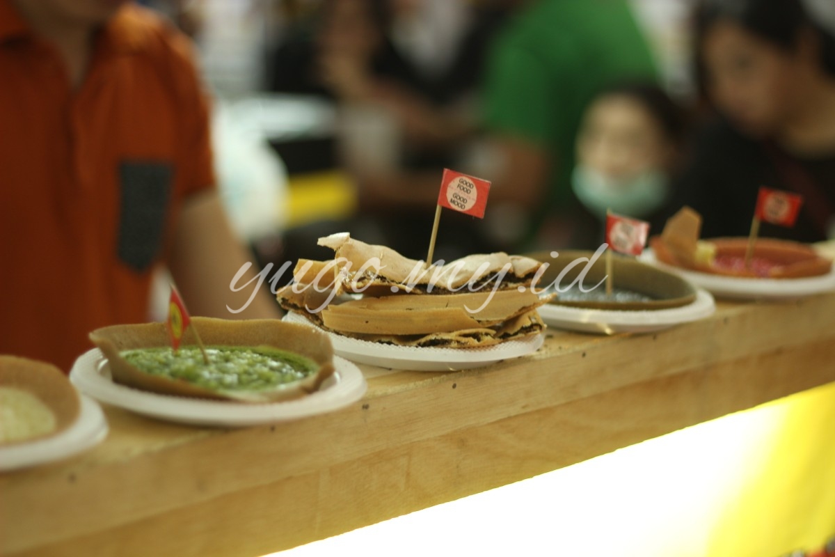 Martabak manis dengan berbagai topping dan rasa dalam ukuran mini (satu porsi)